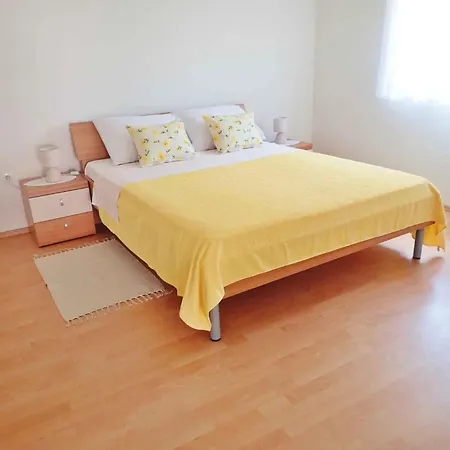 Appartement In Starigrad-paklenica 50111